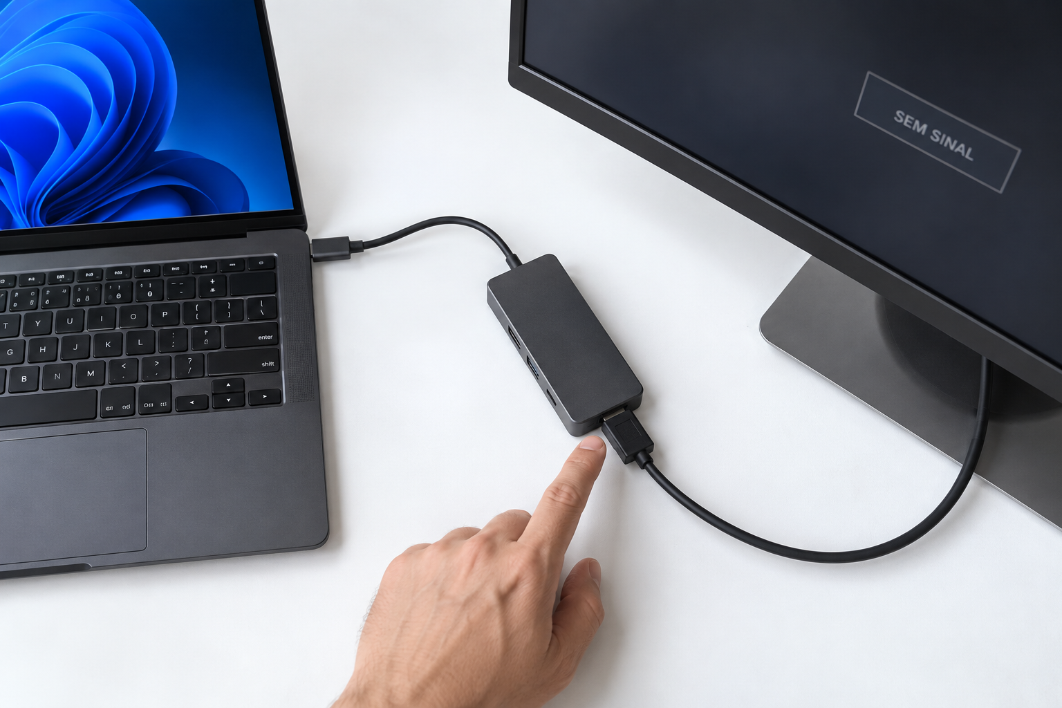 Mão apontando para a conexão HDMI de um hub ligado ao notebook, com o monitor exibindo “Sem sinal”.